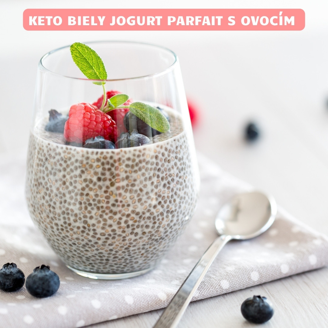 keto biely jogurt parfait s ovocim